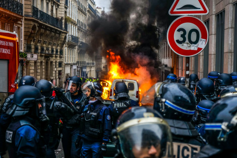 Более 100 полицейских пострадали во время демонстраций во Франции
